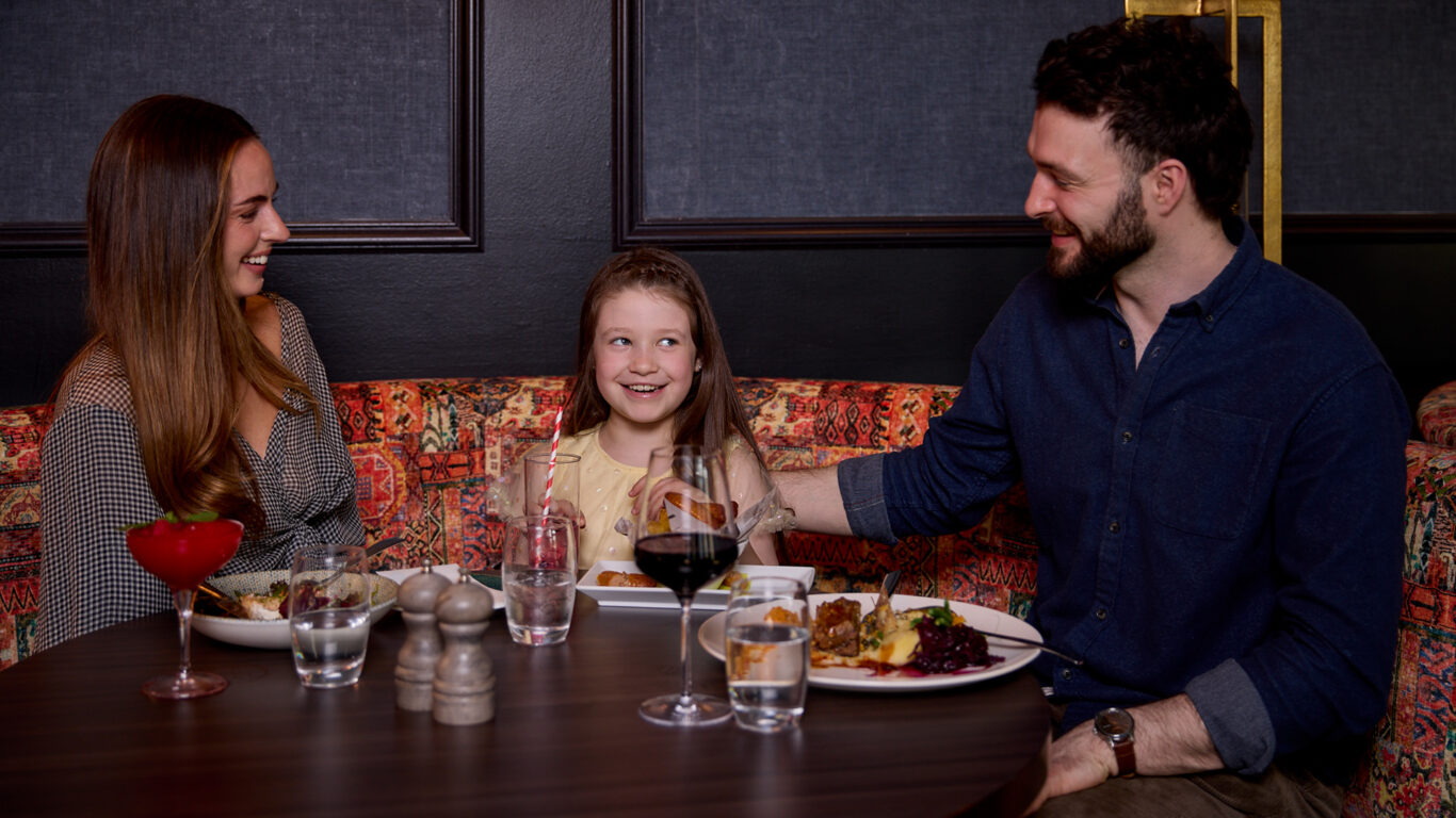 Family-Dining-Courtyard-Bar