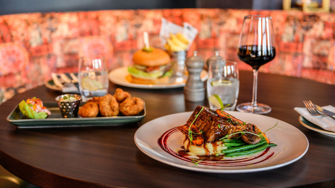 Food-Dining-Courtyard-Bar