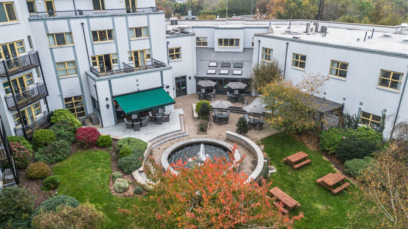 Newtown Park Hotel Outdoor Courtyard